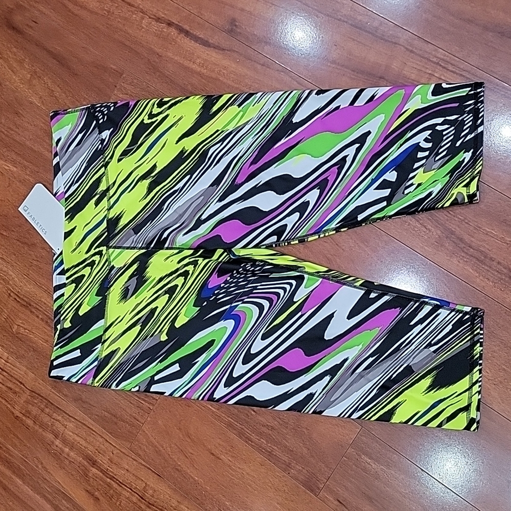 NWT Plus Size XXL Fabletics Crop Leggings